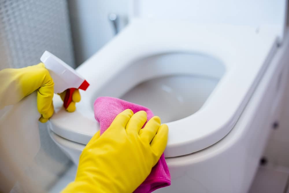 how to clean toilet featured image